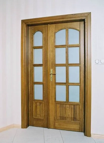 Drewniane drzwi z bocznym przeszkleniem