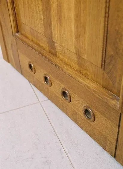 Detal dolnej części drewnianych drzwi