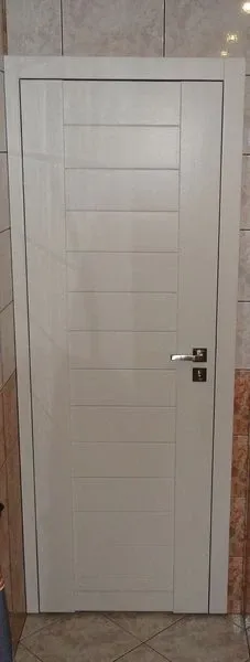 Białe drzwi z podziałem skrzydła