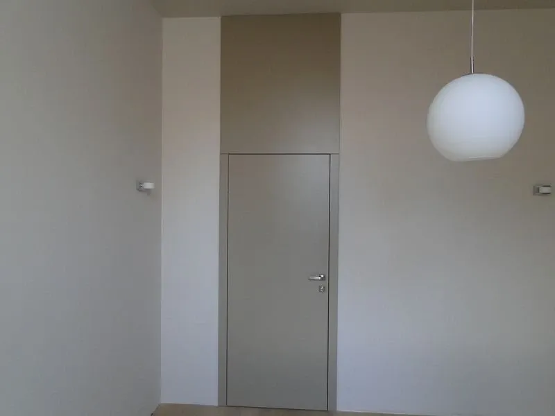 Jasne drzwi z dyskretną ościeżnicą