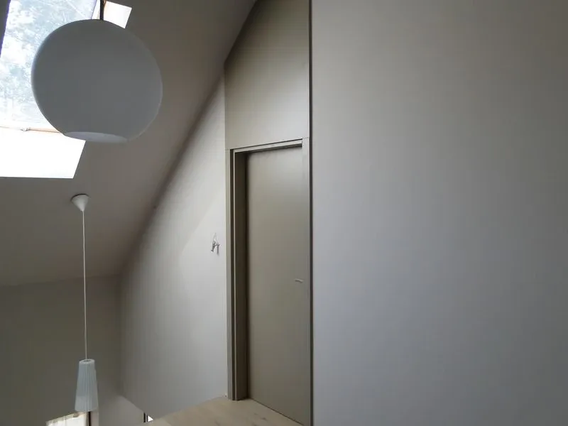 Detal jasnych drzwi wewnętrznych